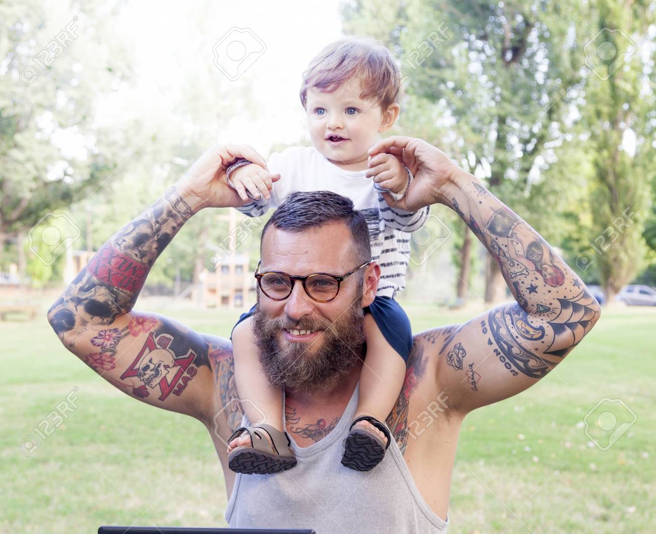 Papa Tatoue Amuser Avec Son Fils Et Un Ordinateur Portable Banque D Images Et Photos Libres De Droits Image Papa Tatoue Amuser Avec Son Fils Et Un Ordinateur Portable Banque D Images Et Photos Libres De Droits Image
