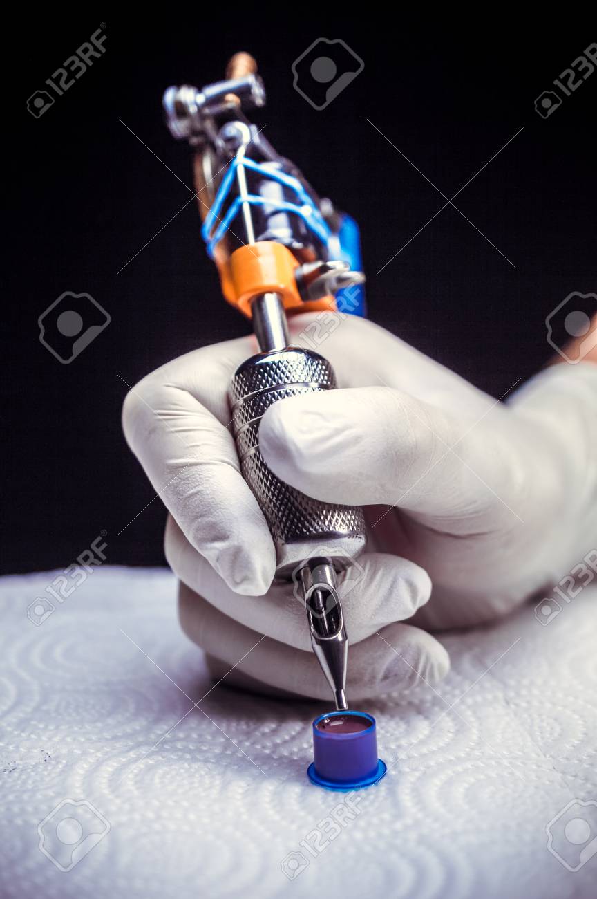 タトゥーガンを持つタトゥーの手 の写真素材 画像素材 Image