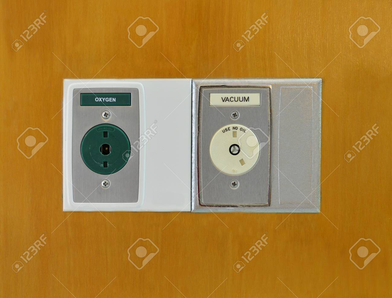 El Oxigeno Y El Tapon De Vacio En La Pared De Madera En El