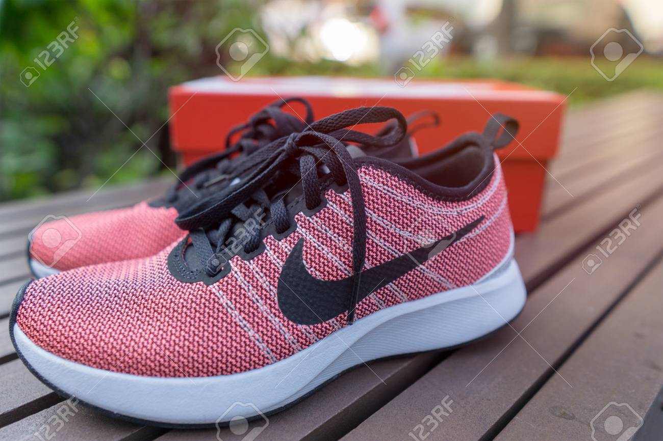 nike pink shoes 2018