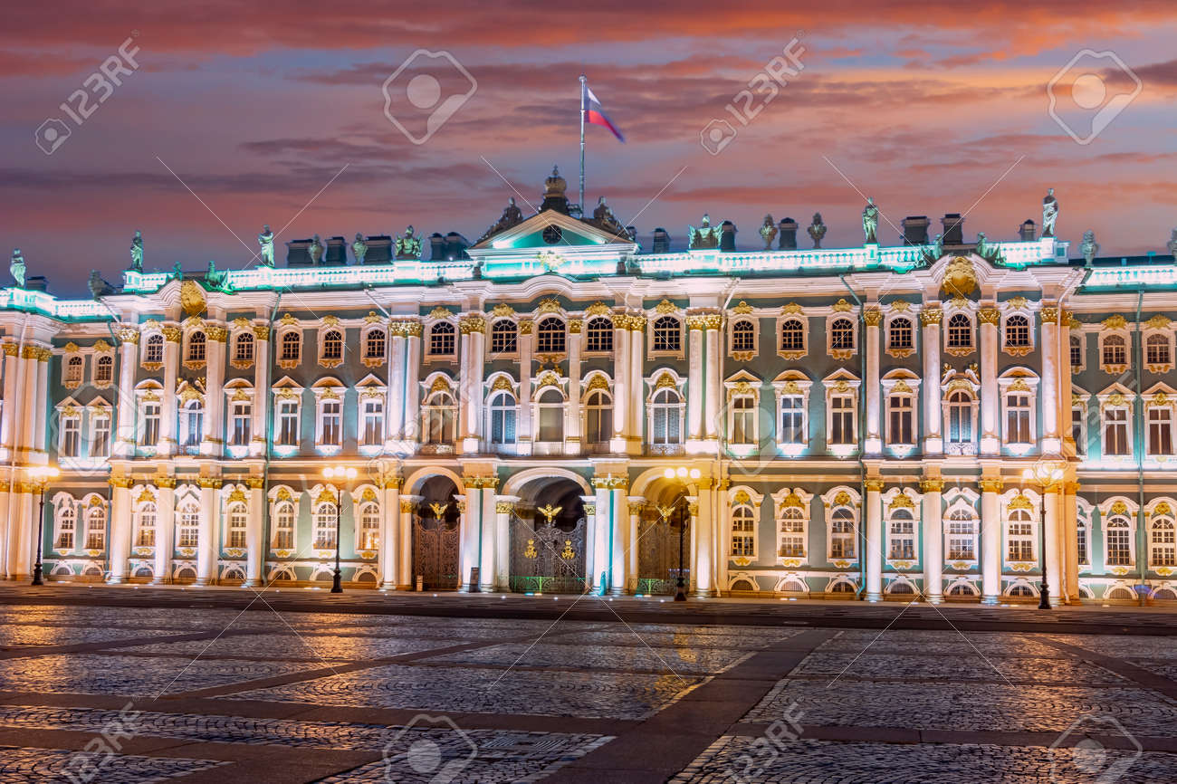 日没時の宮殿広場、サンクトペテルブルク、ロシアのエルミタージュ美術館（冬宮殿）の写真素材・画像素材 Image 183373804