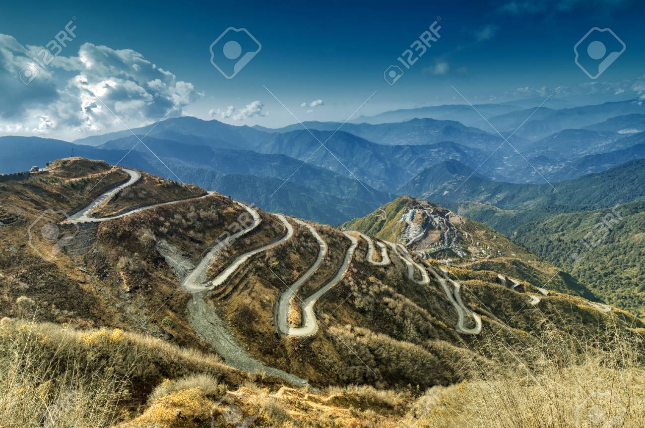古いシルクロード、中国とインド、シッキムの間シルクロード貿易ルートの美しい曲線道路の写真素材・画像素材 Image 91784388