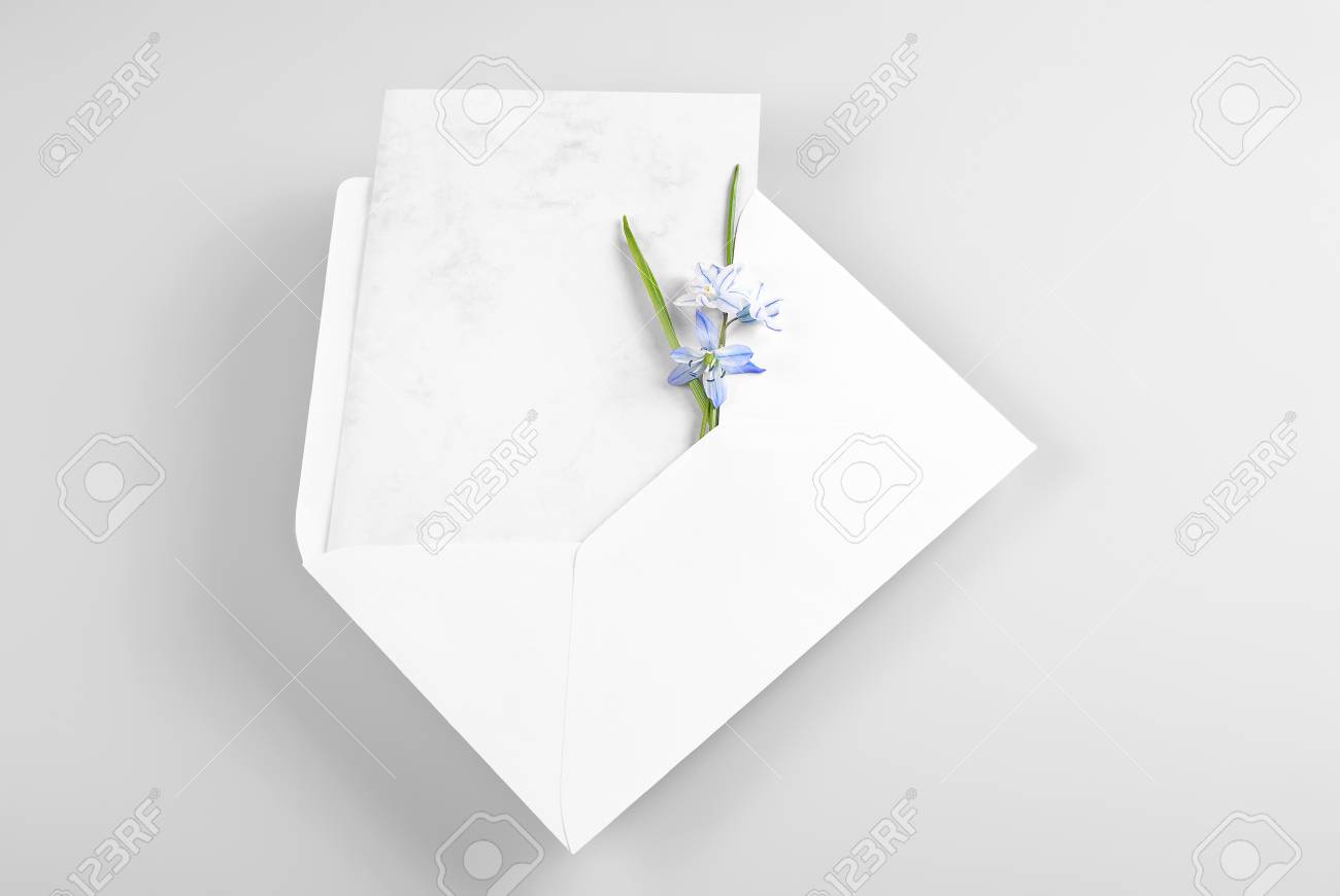 Carte De Voeux Vierge Dans L Enveloppe De Fleurs Printanieres Banque D Images Et Photos Libres De Droits Image