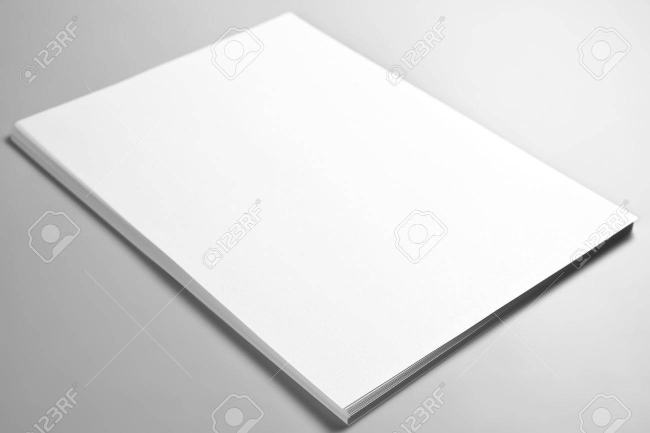 白紙の用紙またはレターヘッドの山 の写真素材 画像素材 Image