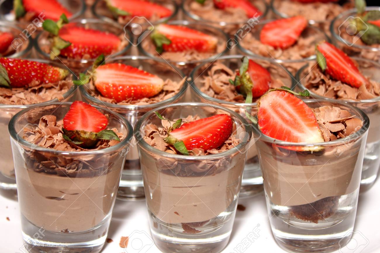 Mousse Au Chocolat A Base De Creme De Lait Double Avec Fraise Sur