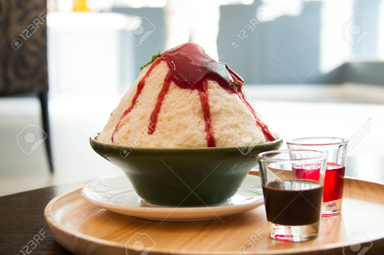 ミルク Bingsu かき氷のイチゴ シロップのトッピング韓国デザート の写真素材 画像素材 Image