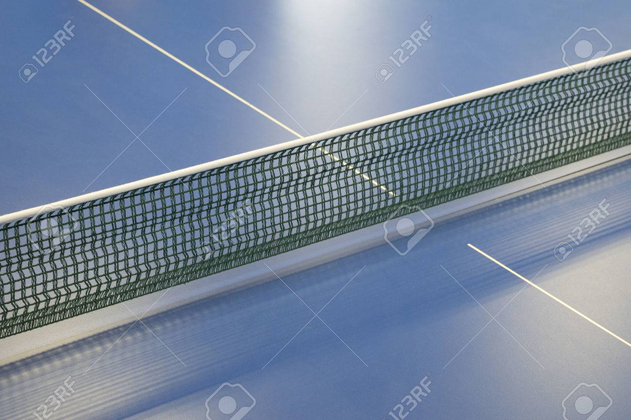 グリーン ピンポンと青卓球ネット の写真素材 画像素材 Image