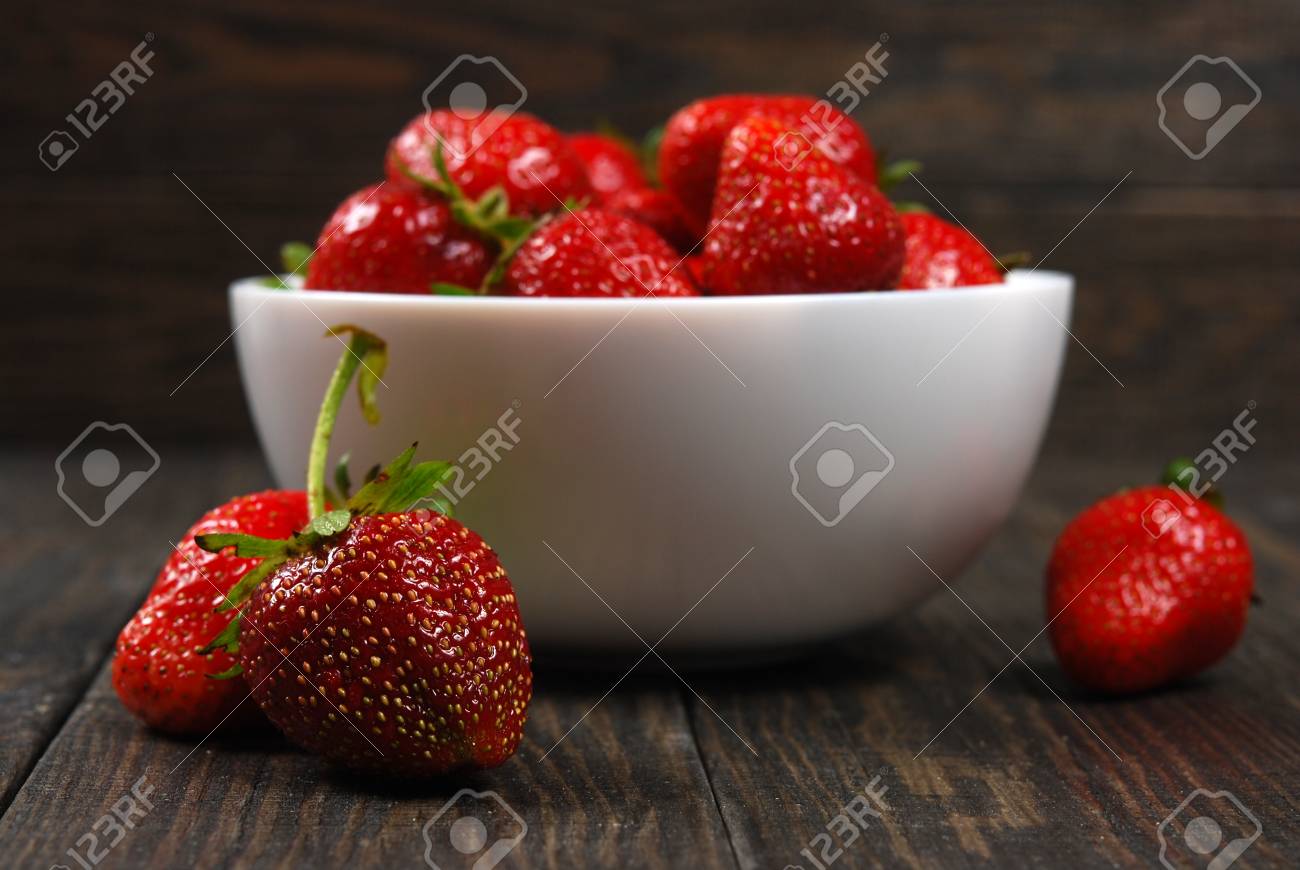 Lein-Wand-Bild Essensbilder Früchte Erdbeeren in weißer Schale auf dunklem Holz