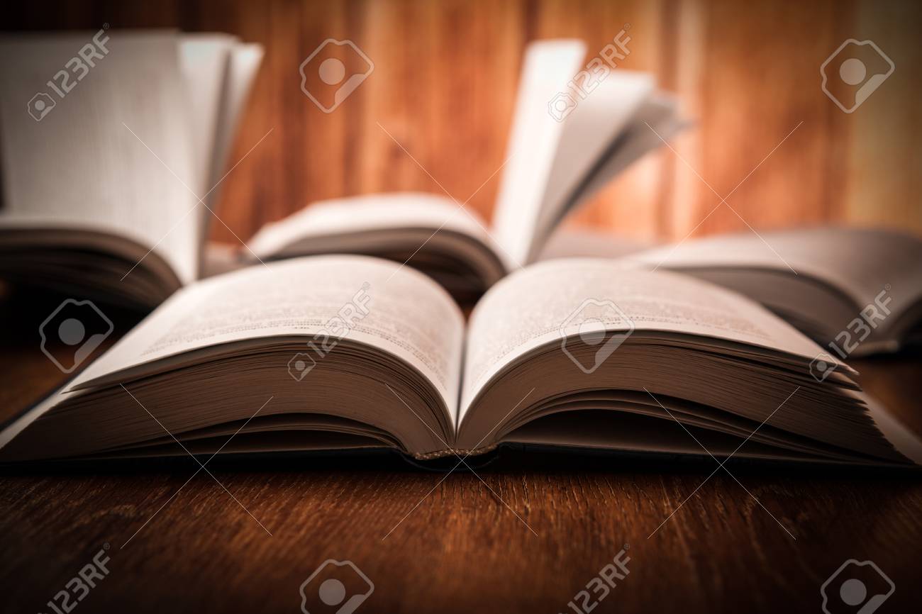 Offenes Grosses Buch Auf Einem Holztisch Close Up Lizenzfreie Fotos Bilder Und Stock Fotografie Image 35026883