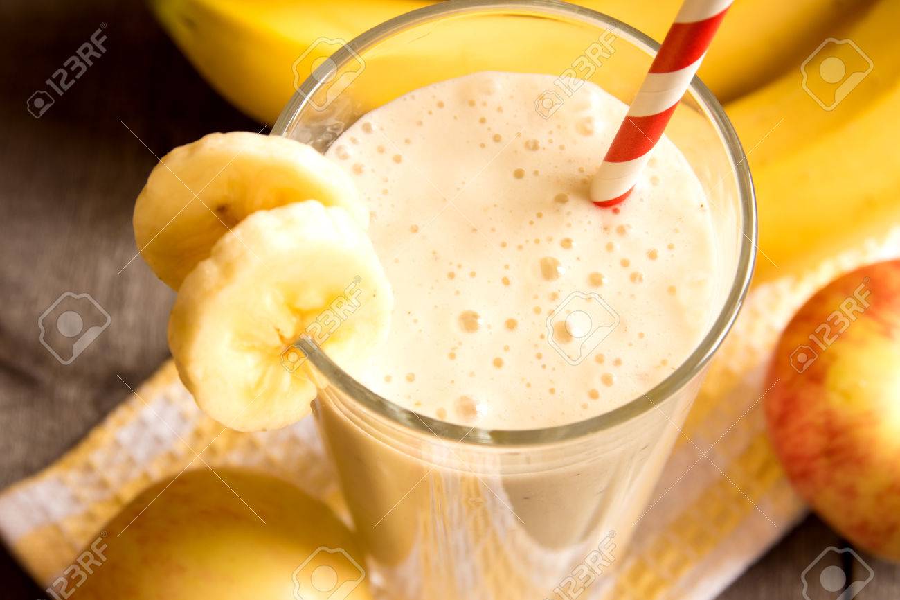Smoothie Aux Fruits Banane Pomme Peche Sur Fond De Bois Banque