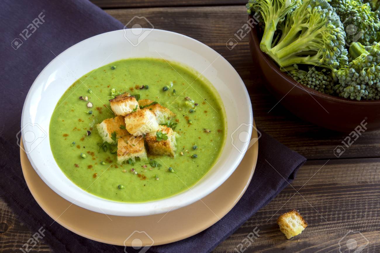 Soupe A La Creme De Brocoli Epicee Maison Avec Des Croutons Nourriture Vegetarienne Saine Banque D Images Et Photos Libres De Droits Image