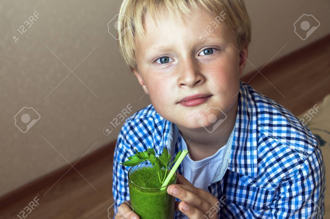 子供 男の子 飲酒健康的なグリーン野菜スムージー 健康 ビーガン ベジタリアン 有機食品を食べることと概念を飲む の写真素材 画像素材 Image