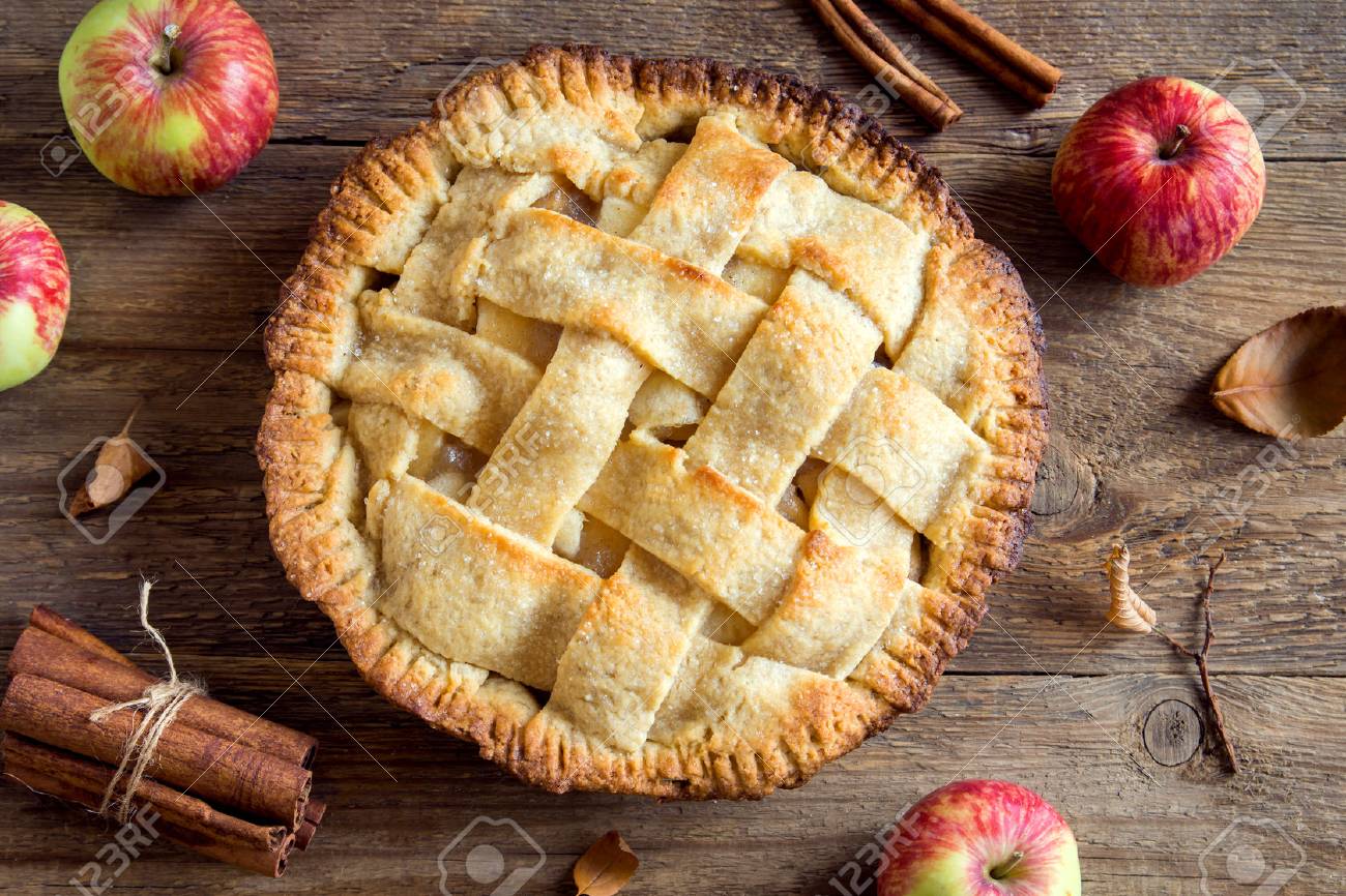 클래식 애플 파이 디저트. 유기가 사과에서 수 제 미국 파이입니다. 로열티 무료 사진, 그림, 이미지 그리고 스톡포토그래피. Image  85132250