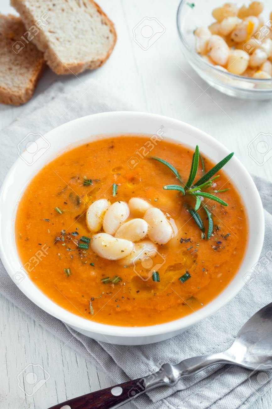 ローズマリーと豆と野菜のスープ 手作りの食事を健康的なベジタリアン菜食スープ食事食品 の写真素材 画像素材 Image
