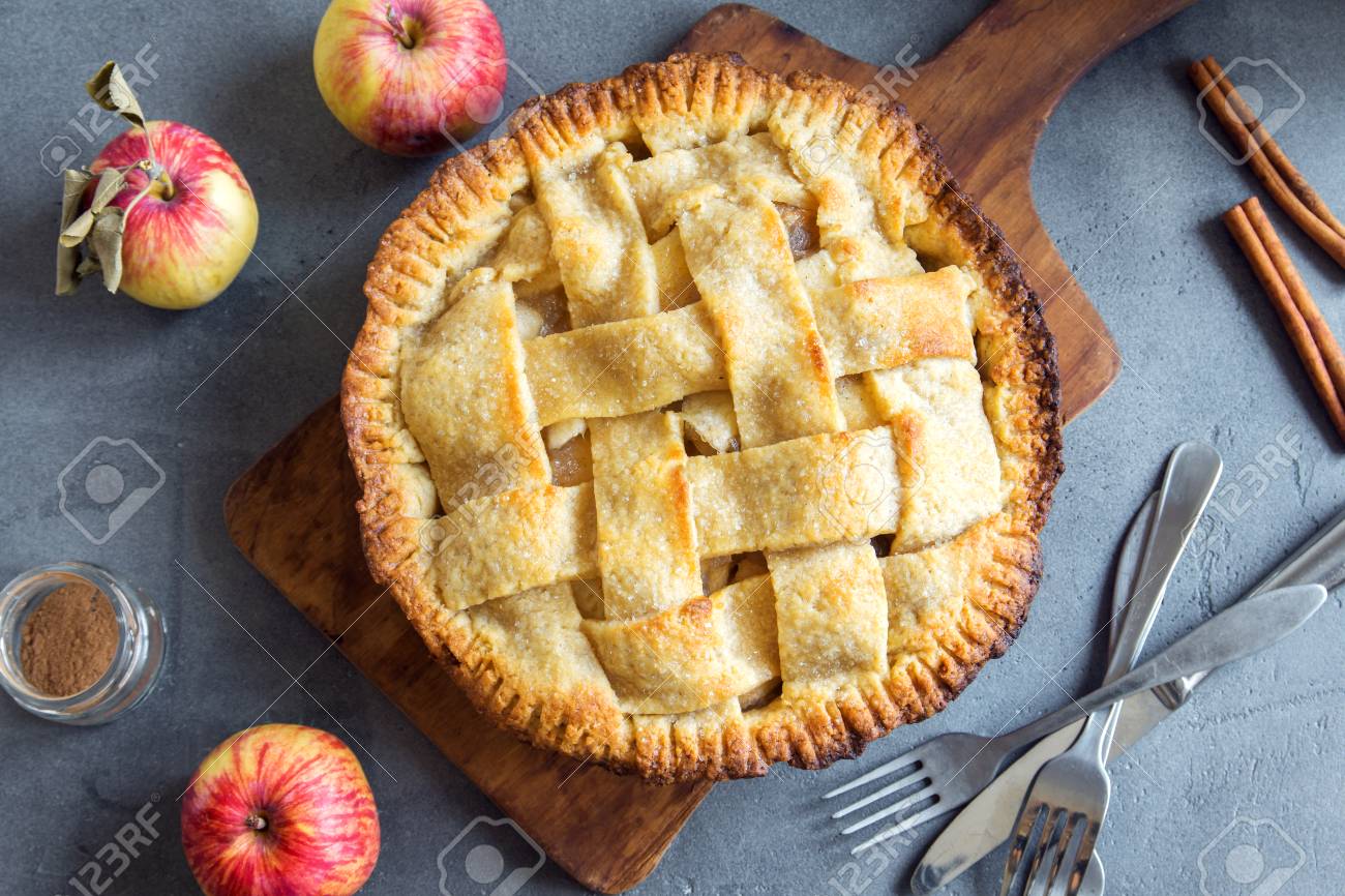 클래식 애플 파이 디저트. 집에서 만든 미국 파이 유기가에서 사과 회색 콘크리트 배경입니다. 로열티 무료 사진, 그림, 이미지 그리고  스톡포토그래피. Image 87202033