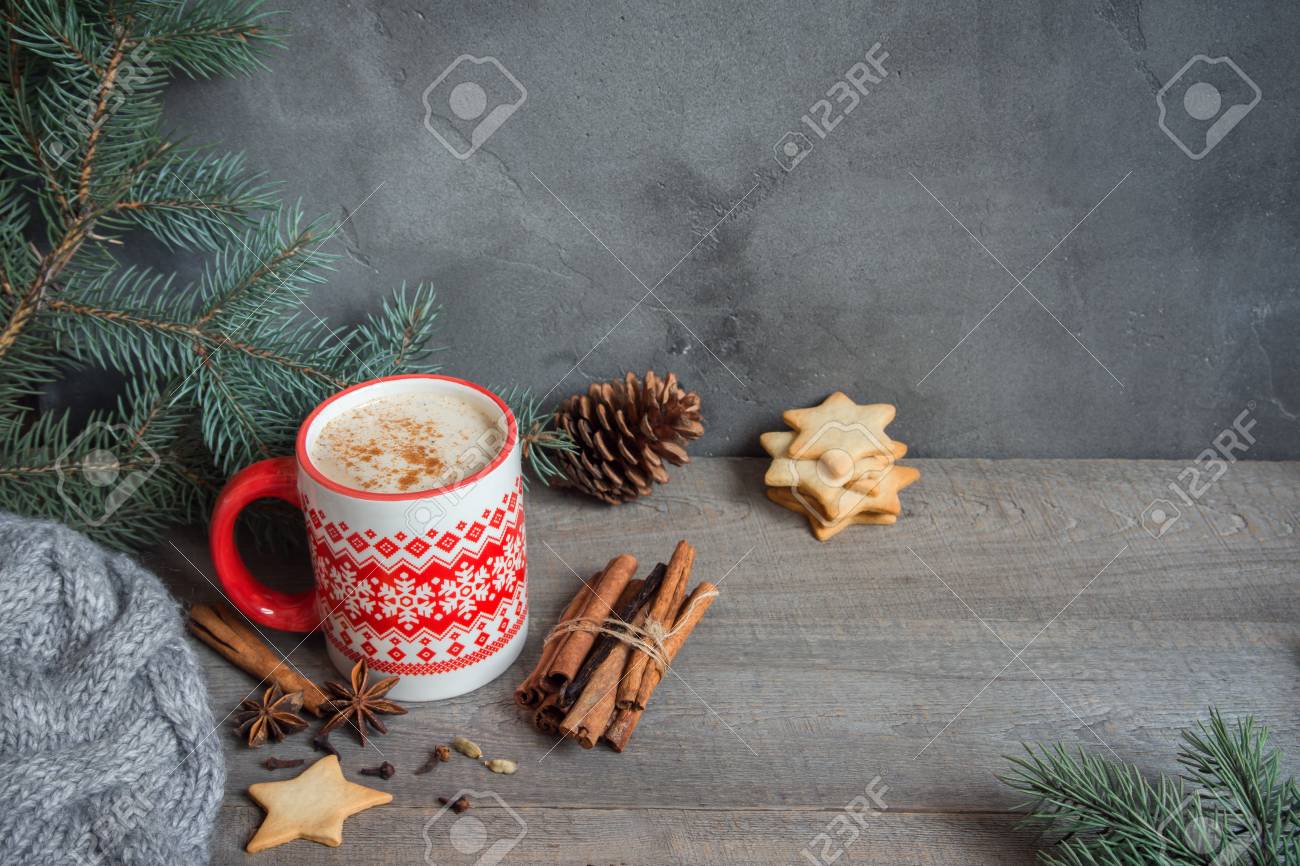 Stella Di Natale Morta.Immagini Stock Caffe Invernale In Tazza Rossa Con Biscotti Di Natale A Forma Di Stella Rami Di Pino E Sciarpa Calda Natale E Vacanze Invernali Accogliente Natura Morta Con Spazio Di