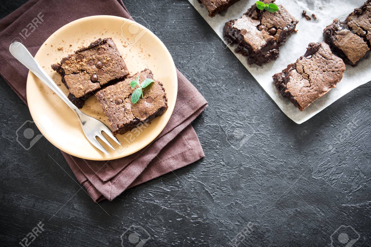 ダブルチョコレートブラウニー 黒いテーブルにチョコチップとココアパウダーを入れた自家製チョコレートファッジブラウニー の写真素材 画像素材 Image