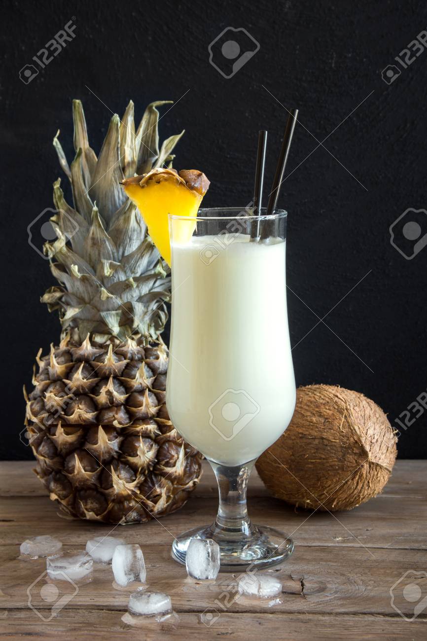 Pina Colada Cocktail Mit Ananas Und Kokosnuss Uber Holzernem Hintergrund Kopienraum Sommer Tropischen Leckeren Cocktail Lizenzfreie Fotos Bilder Und Stock Fotografie Image 98127012