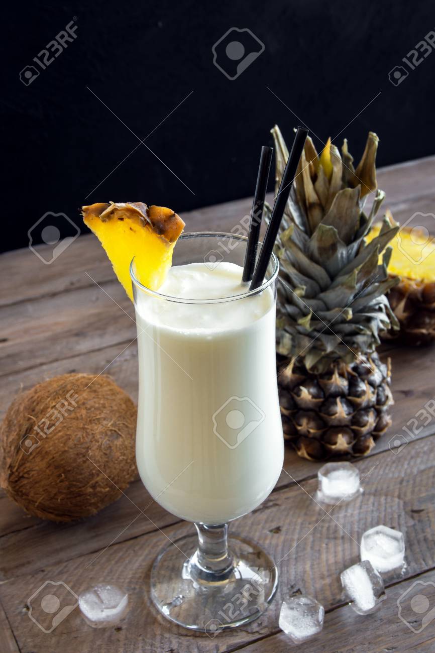 Cocktail Pina Colada A L Ananas Et A La Noix De Coco Sur Fond De Bois Copiez L Espace Delicieux Cocktail Tropical D Ete Banque D Images Et Photos Libres De Droits Image