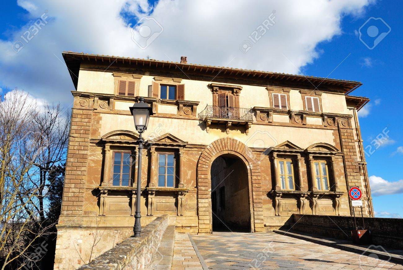 an example of the tuscan medieval architecture in tuscany stock an example of the tuscan medieval architecture in tuscany stock