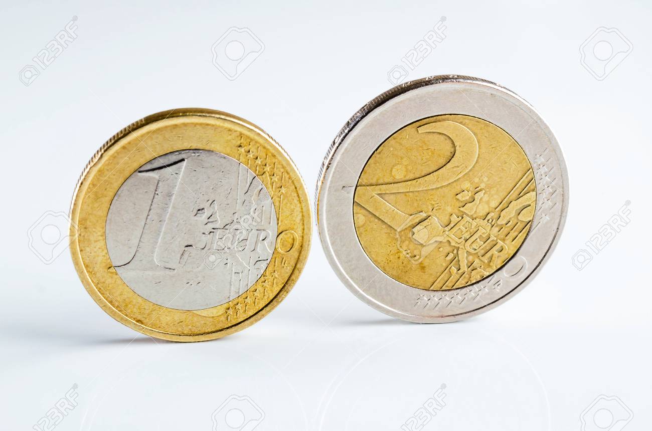 白地に2種類のユーロ硬貨。の写真素材・画像素材 Image 109543540