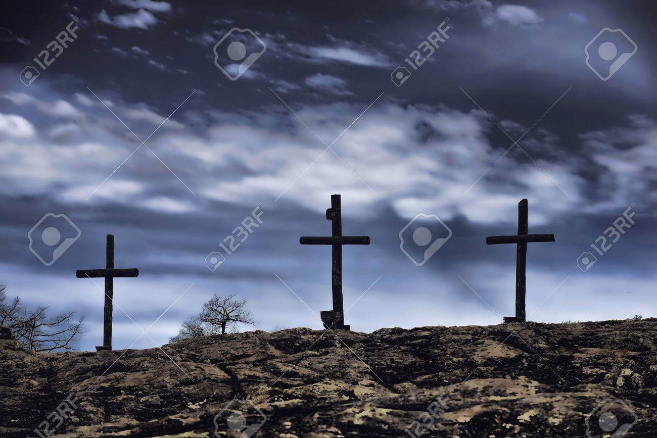 キリスト教の教会の古い頑丈な木製の十字架。の写真素材・画像