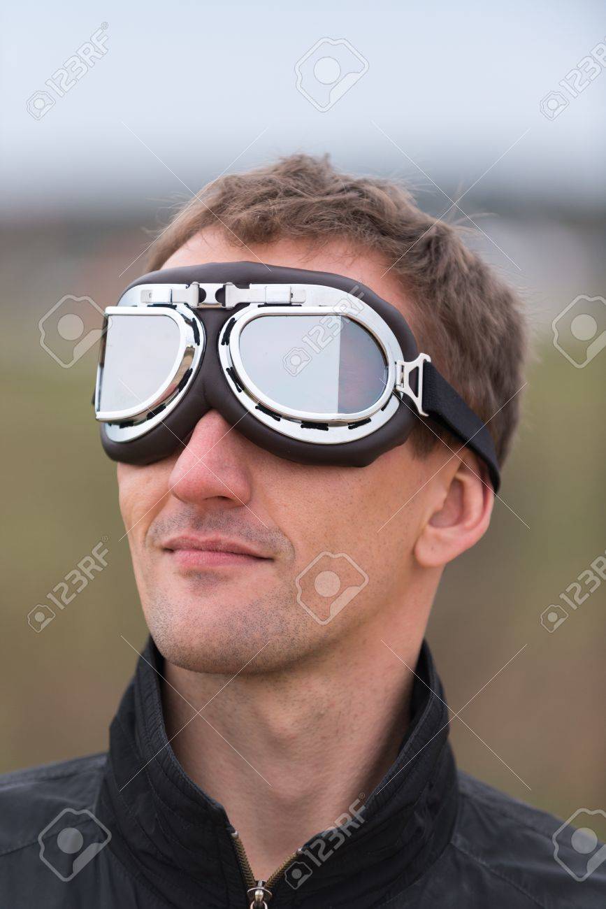 スチーム パンクな飛行士ゴーグルと若い男 の写真素材 画像素材 Image