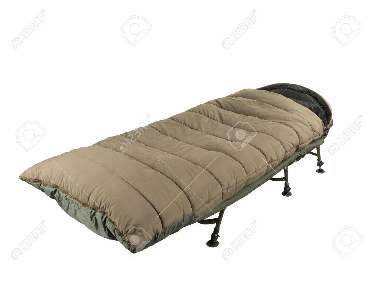 白い背景で隔離の寝袋と緑のキャンプ ベッド の写真素材 画像素材 Image