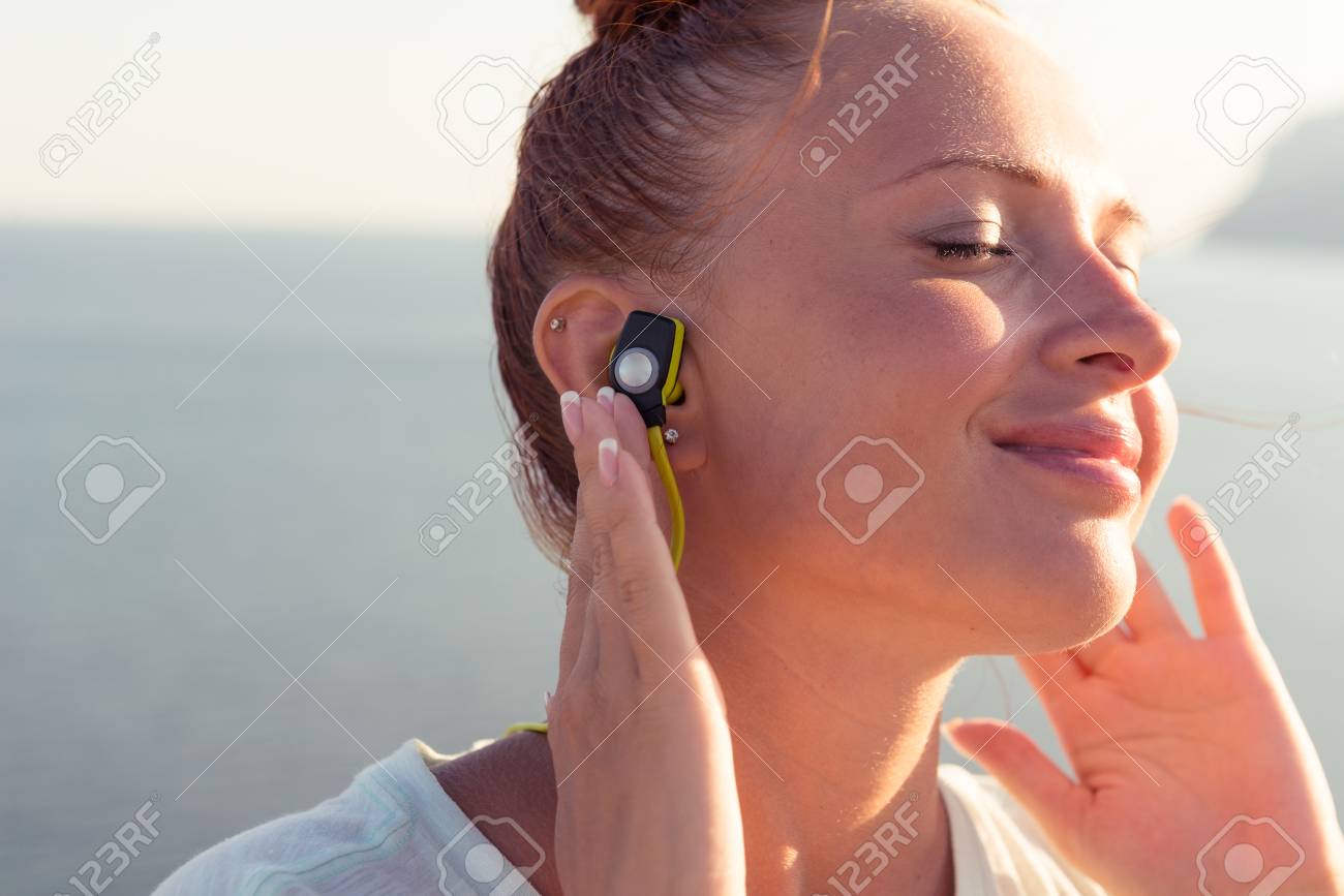 Fitness Fille Avec Un Casque Sans Fil Sport Dans Loreille