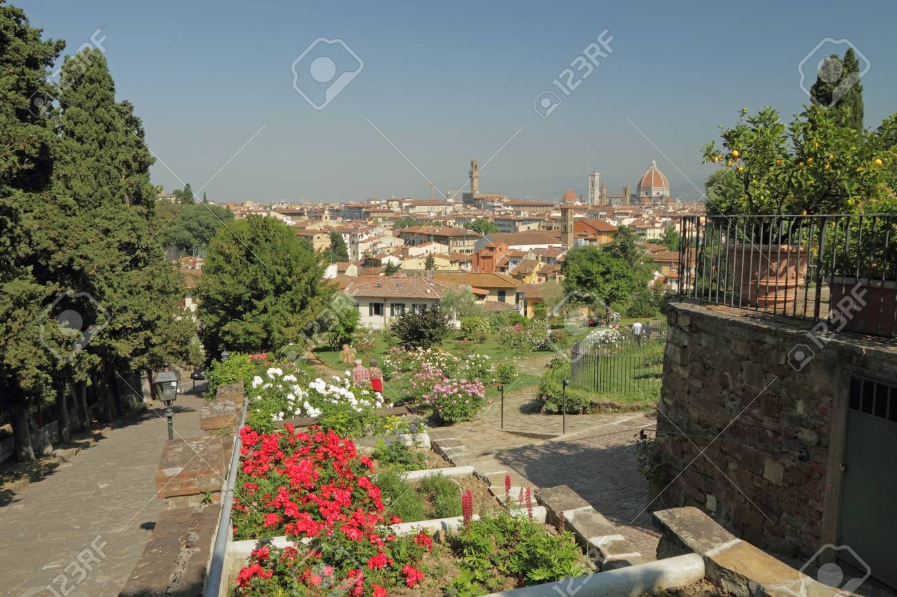 ローズ ガーデン ジャルディーノ デッレ ローズ トスカーナ イタリア ヨーロッパからはフィレンツェの素晴らしい景色 の写真素材 画像素材 Image