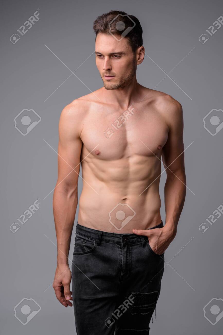 Foto De Estúdio De Homem Bonito Musculoso Sem Camisa Foto Royalty Free,  Gravuras, Imagens e Banco de fotografias. Image 130150344