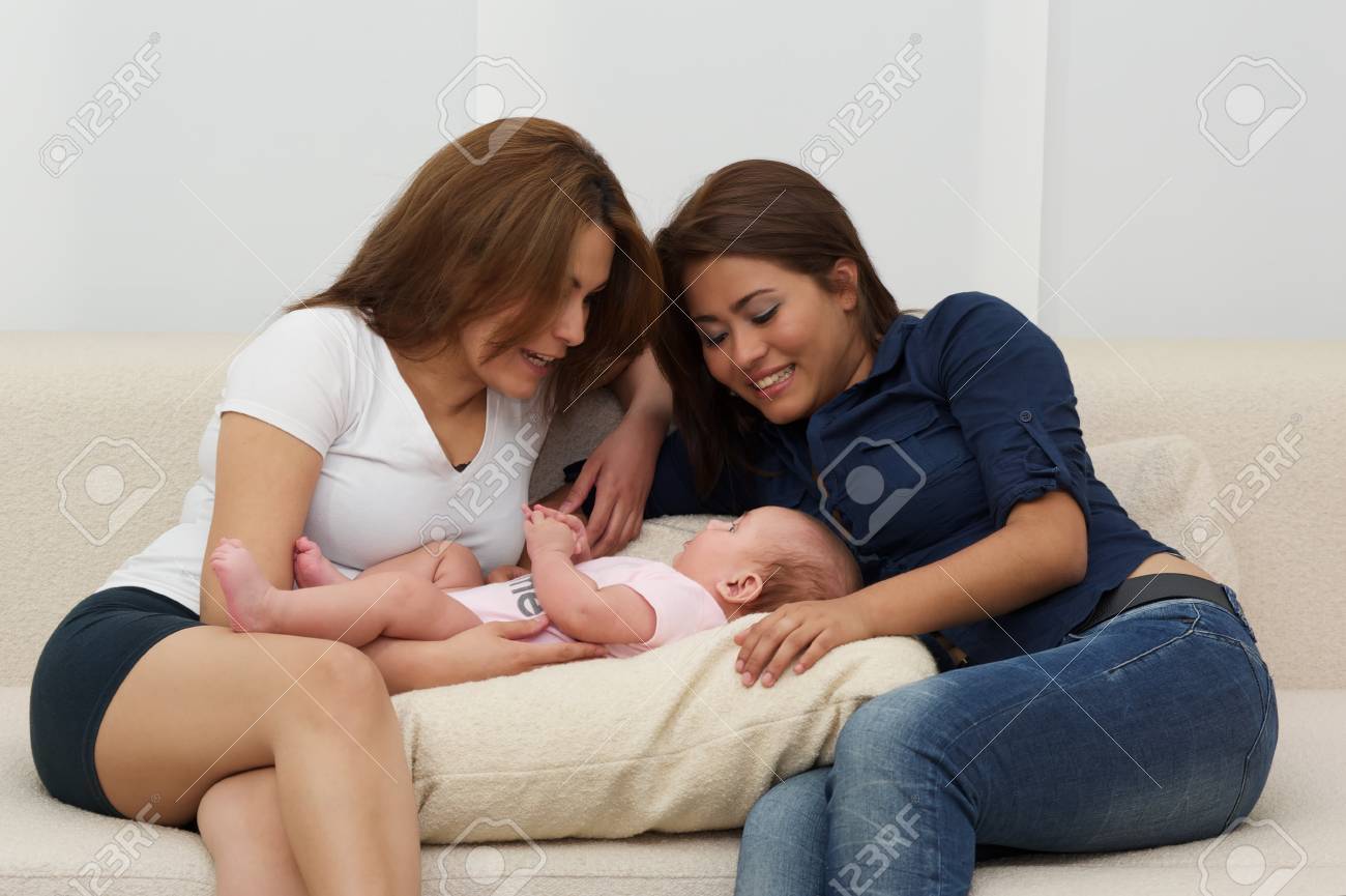 Dos Mujeres De Juego Con Un Bebe Fotos Retratos Imagenes Y Fotografia De Archivo Libres De Derecho Image