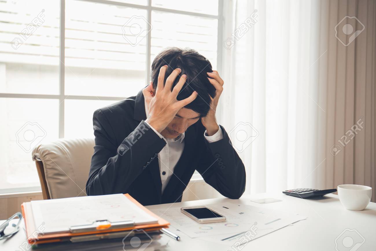 Asiatischen Mannlichen Geschaftsmann Professionellen Anwalt Ist Mude Und Migrane Kopfschmerzen Wahrend Der Harten Arbeit In Der Generalstaatsanwaltschaft Um Den Gerichtsfall Zu Bekampfen Der Nachste Woche Stattfinden Wird Lizenzfreie Fotos Bilder