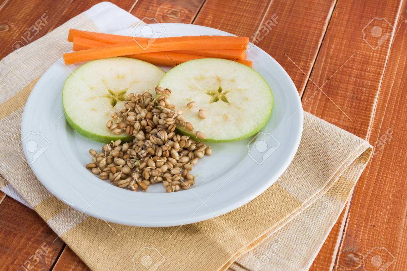 リンゴ ニンジン 麦白プレート 木製のテーブルにもやし の写真素材 画像素材 Image