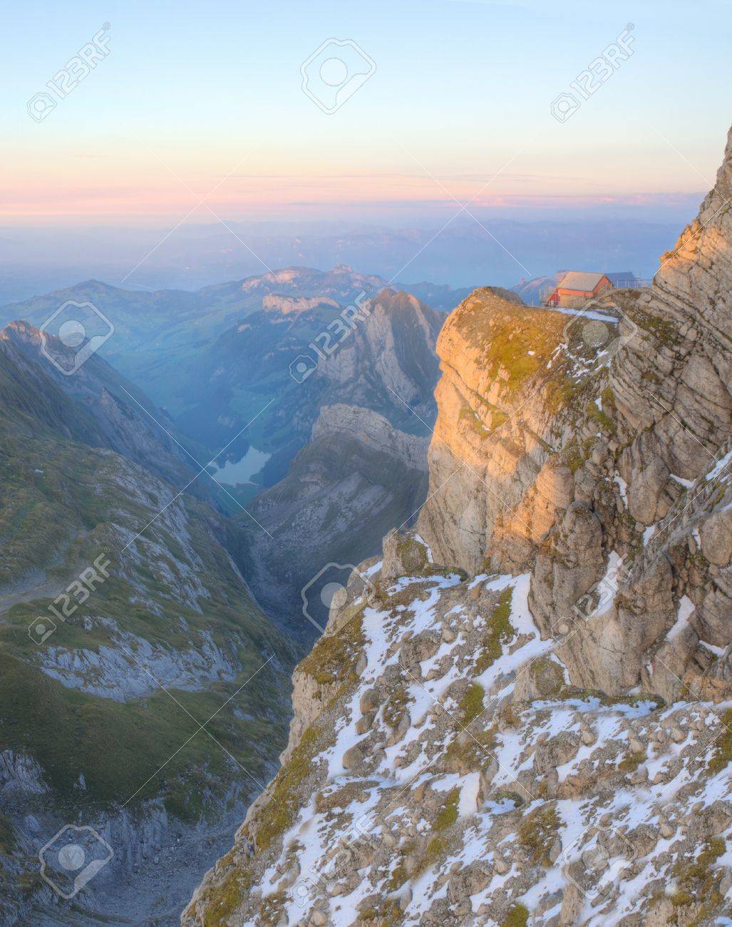 Haus Auf Fels Klippe Uber Hochalpinen Karst Zerlumpten Scharfen