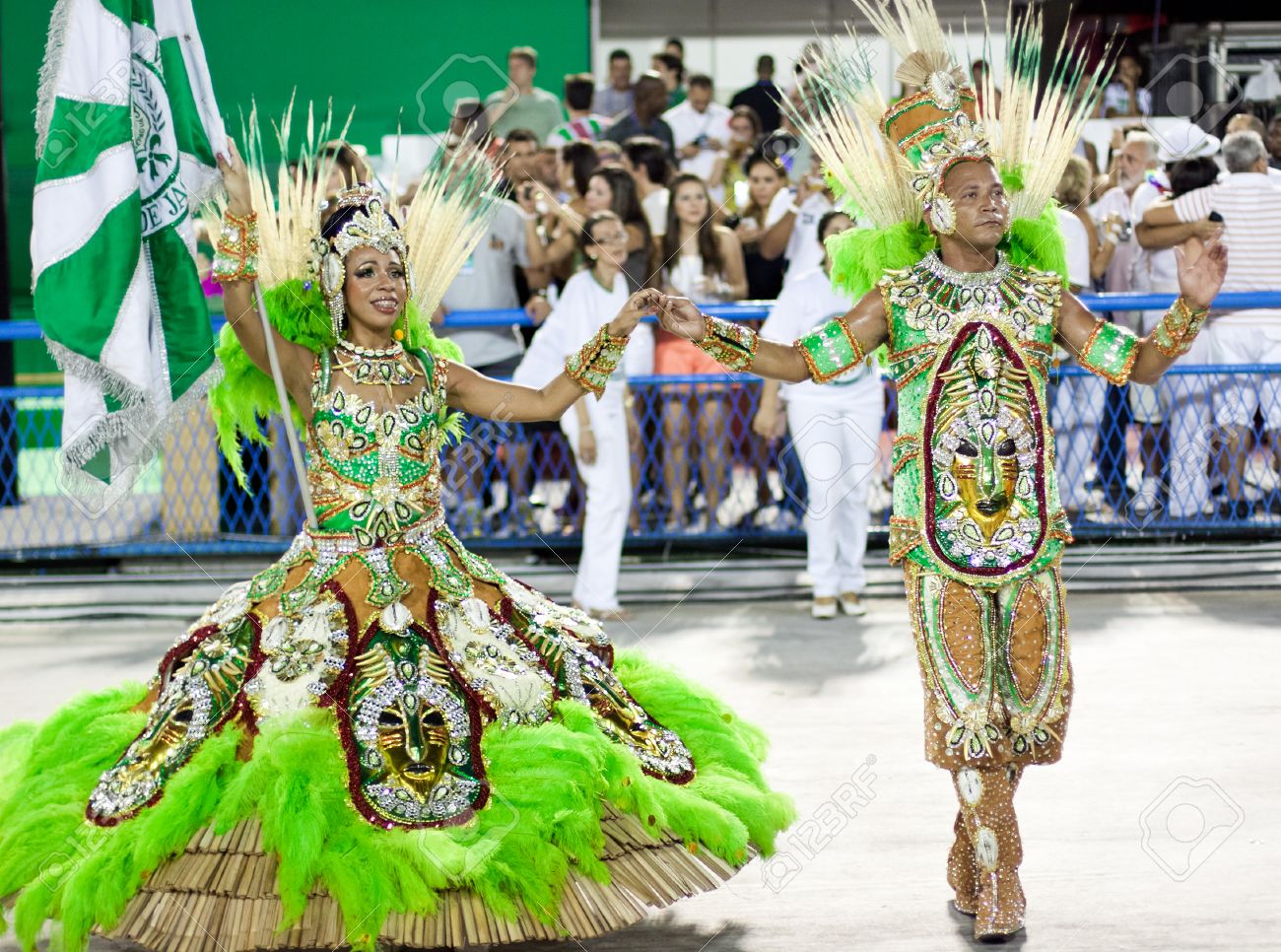 リオデジャネイロ 2 月 10 日 女性と 13 年 2 月 10 日 ブラジル カーニバル リオデジャネイロでサンボードロモのダンスの衣装 の男性 リオのカーニバルは 世界で最大のカーニバルです の写真素材 画像素材 Image 2330