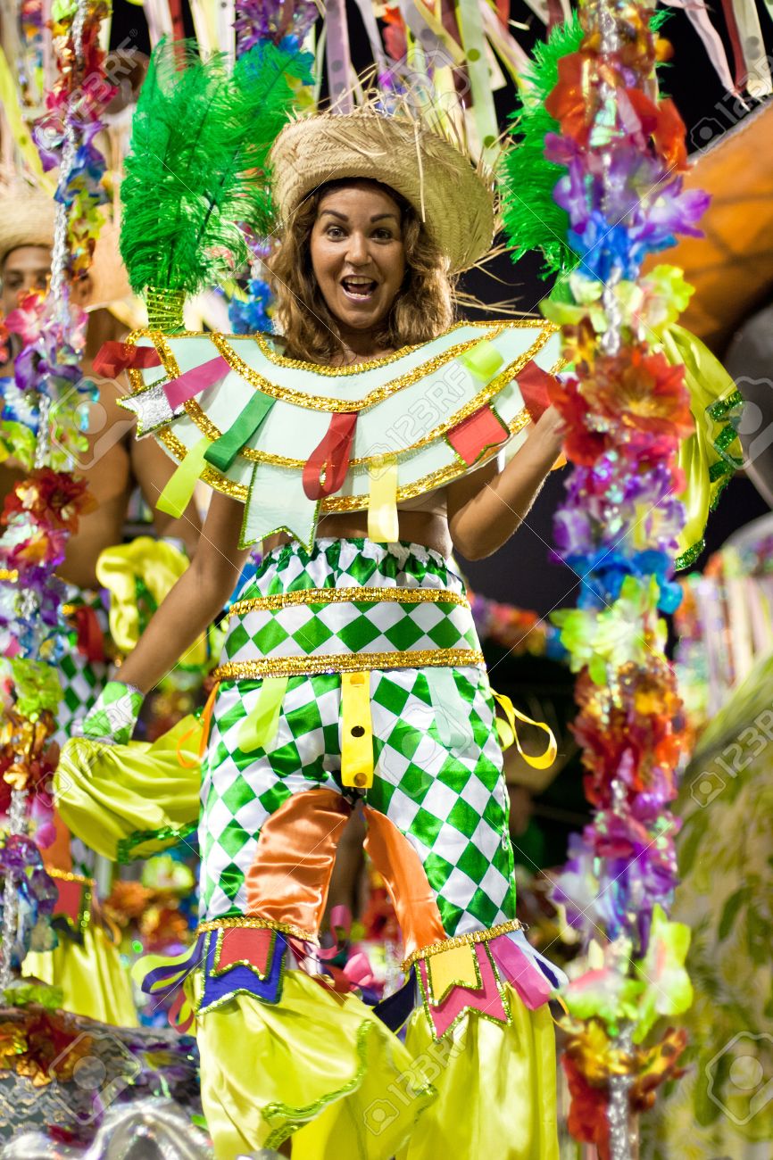 リオデジャネイロ 2 月 10 日 13 年 2 月 10 日 ブラジル カーニバル リオデジャネイロでサンボードロモのダンスの衣装の女性 リオのカーニバルは 世界で最大のカーニバルです の写真素材 画像素材 Image