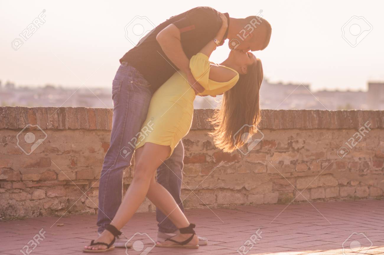 映画ポーズ 腕で抱きかかえた女性の若いカップルのキス の写真素材 画像素材 Image 映画ポーズ 腕で抱きかかえた女性の若いカップルのキス の写真素材 画像素材 Image