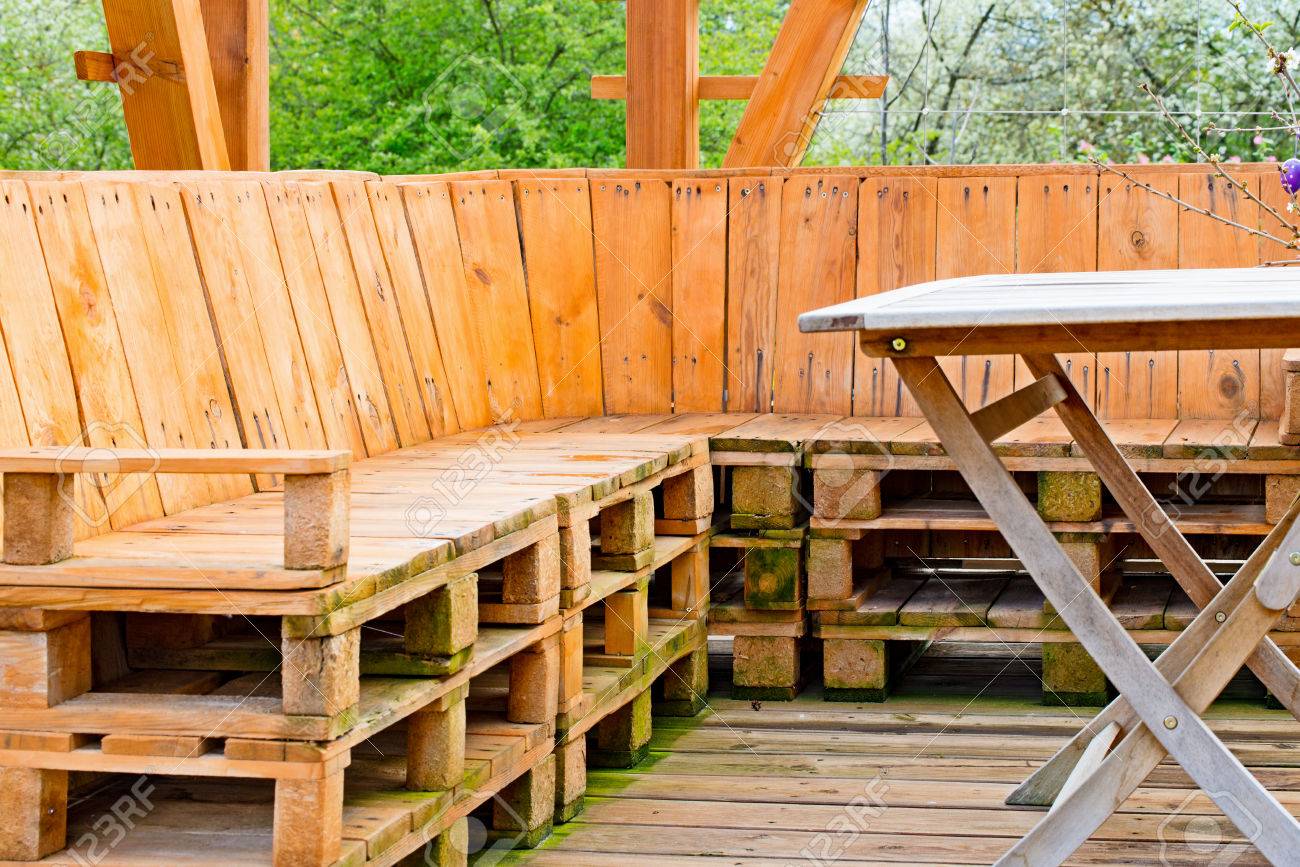 庭のユーロ パレット木製ベンチ の写真素材 画像素材 Image