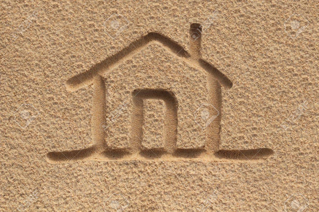 Icone De La Maison Ou Signe De Dessin Dans Le Sable De Plage A Domicile Concept Photo Cette Photo Montre Un Ecrit A La Main Symbole De La Maison Avec La