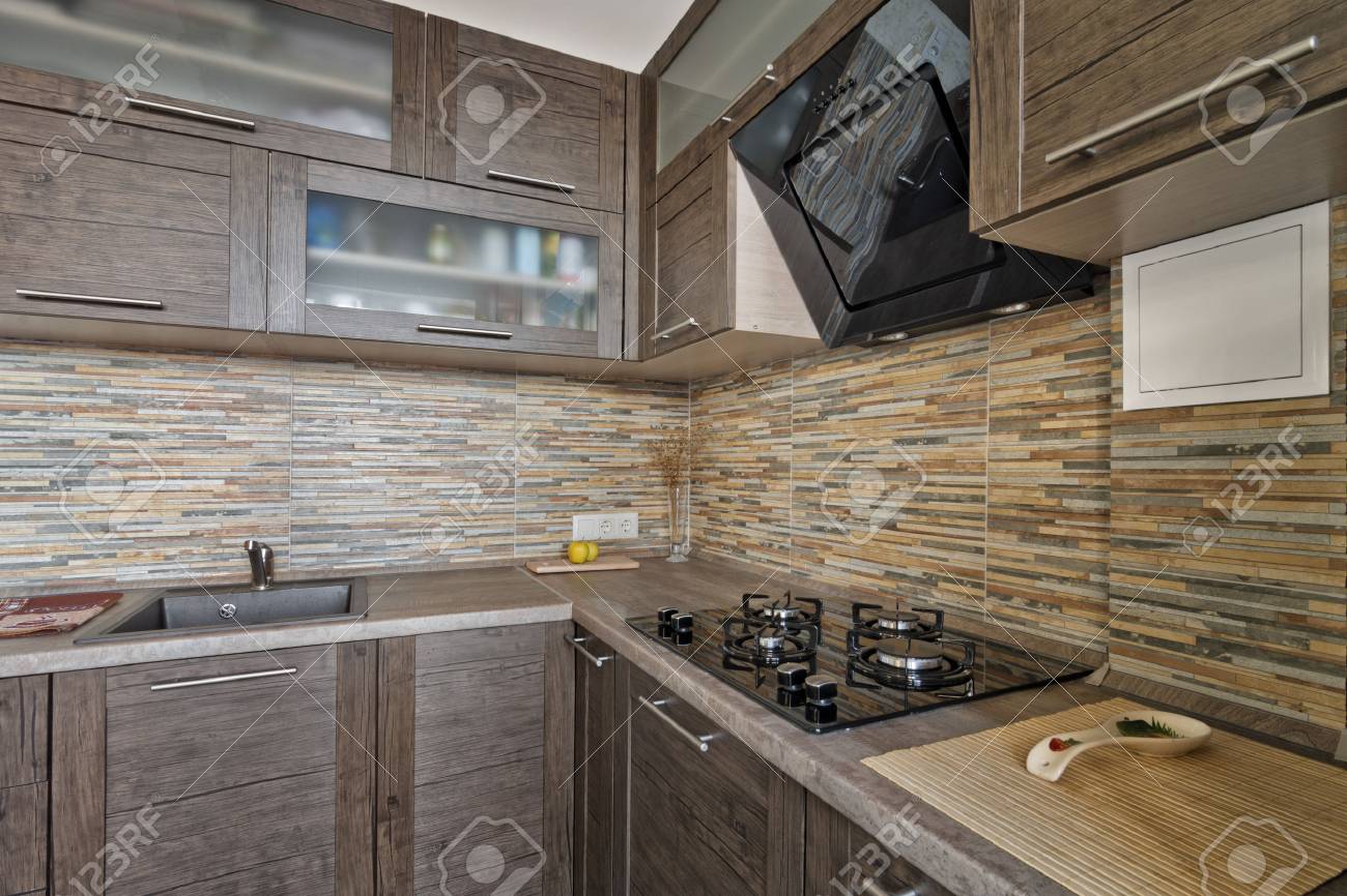 Innenansicht Der Kleine, Moderne Küche Mit Holzmöbeln Lizenzfreie ... Innenansicht Der Kleine, Moderne Küche Mit Holzmöbeln Lizenzfreie ...