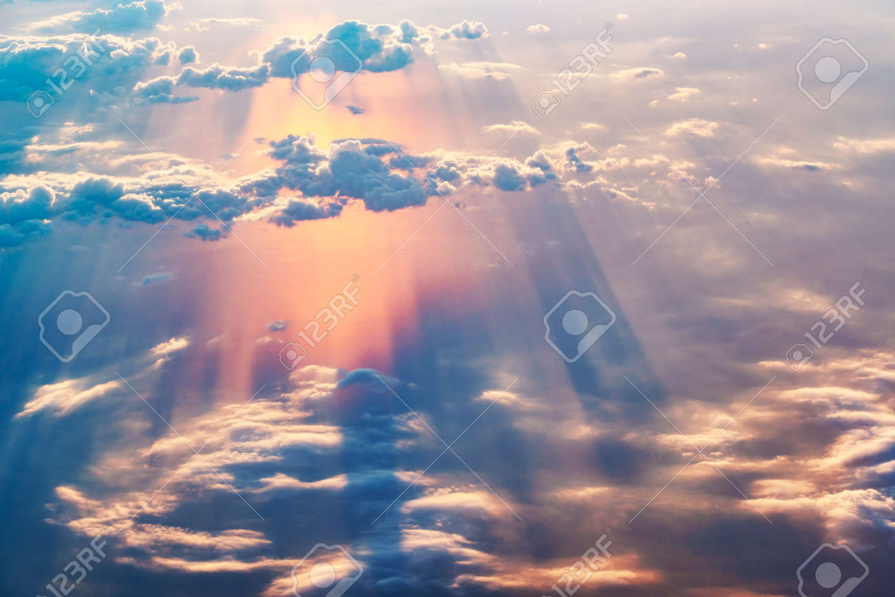 素晴らしい夕日の色の太陽光線と雲と幻想的な夕方の空の空撮の