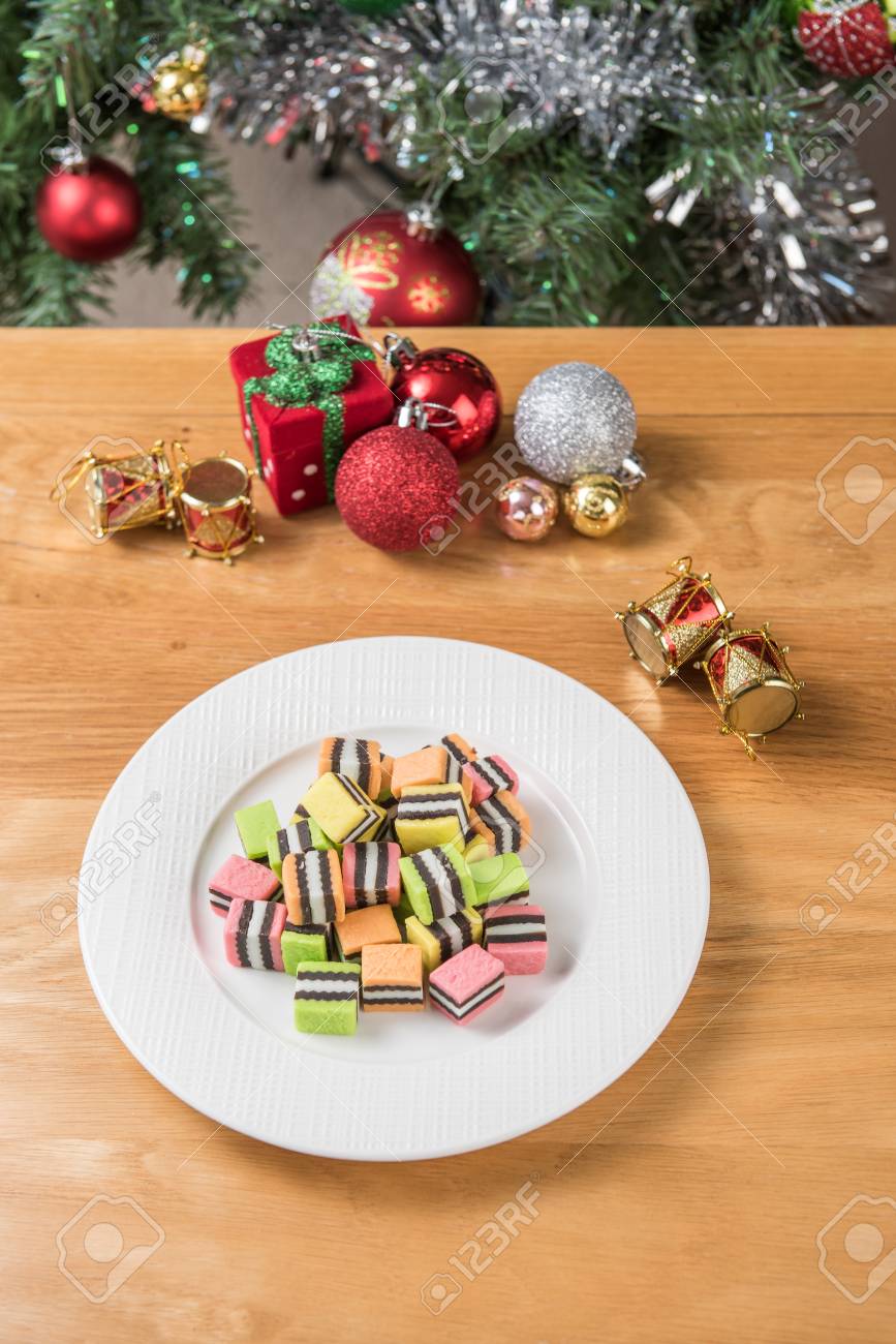 Decorazioni Natalizie Zucchero.Immagini Stock Lo Zucchero Nella Ciotola Bianca E Sul Tavolo In Legno E Decorazioni Natalizie Image 65538510