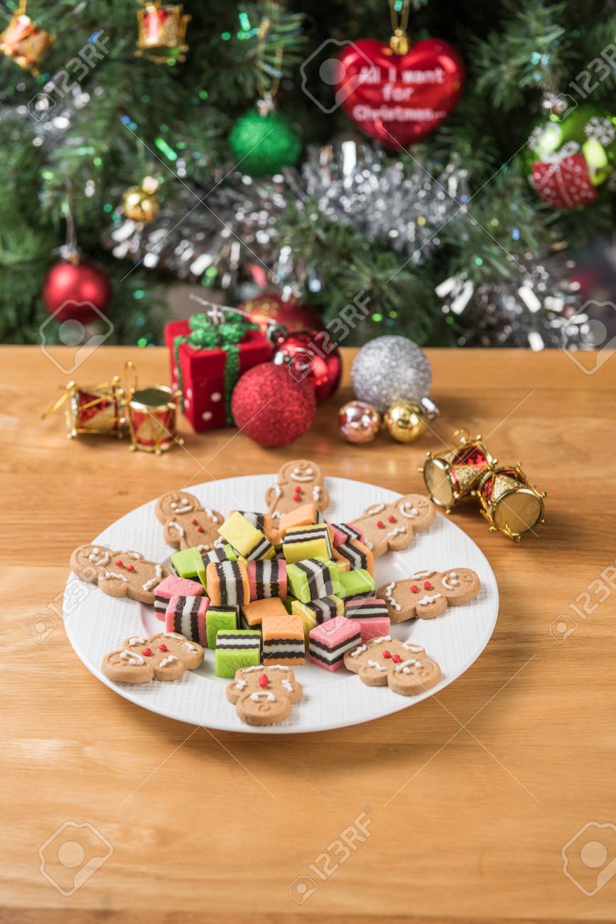 Decorazioni Natalizie Zucchero.Immagini Stock Lo Zucchero Nella Ciotola Bianca E Sul Tavolo In Legno E Decorazioni Natalizie Image 65538798