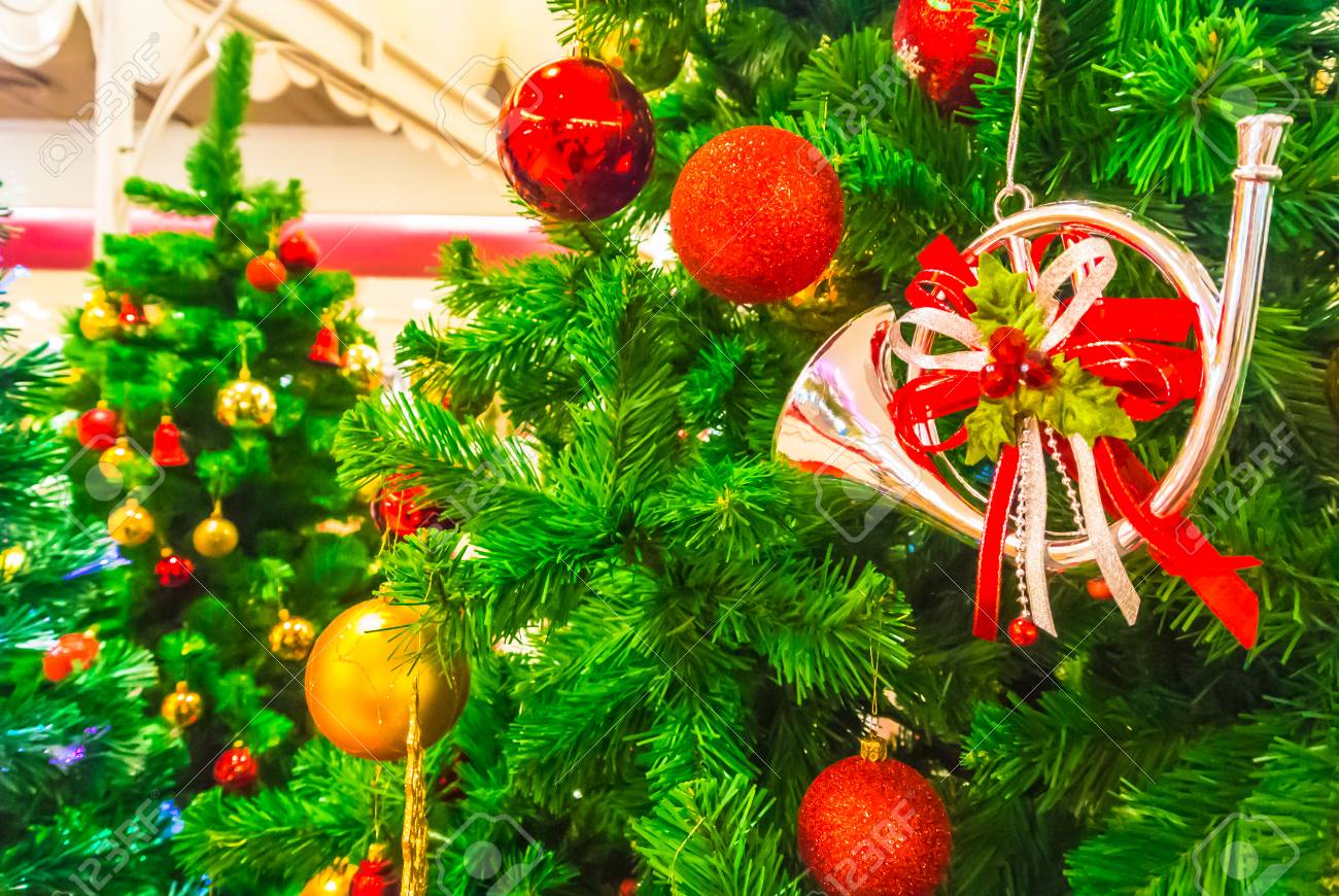 クリスマス装飾品クリスマス ツリーの背景に の写真素材 画像素材 Image