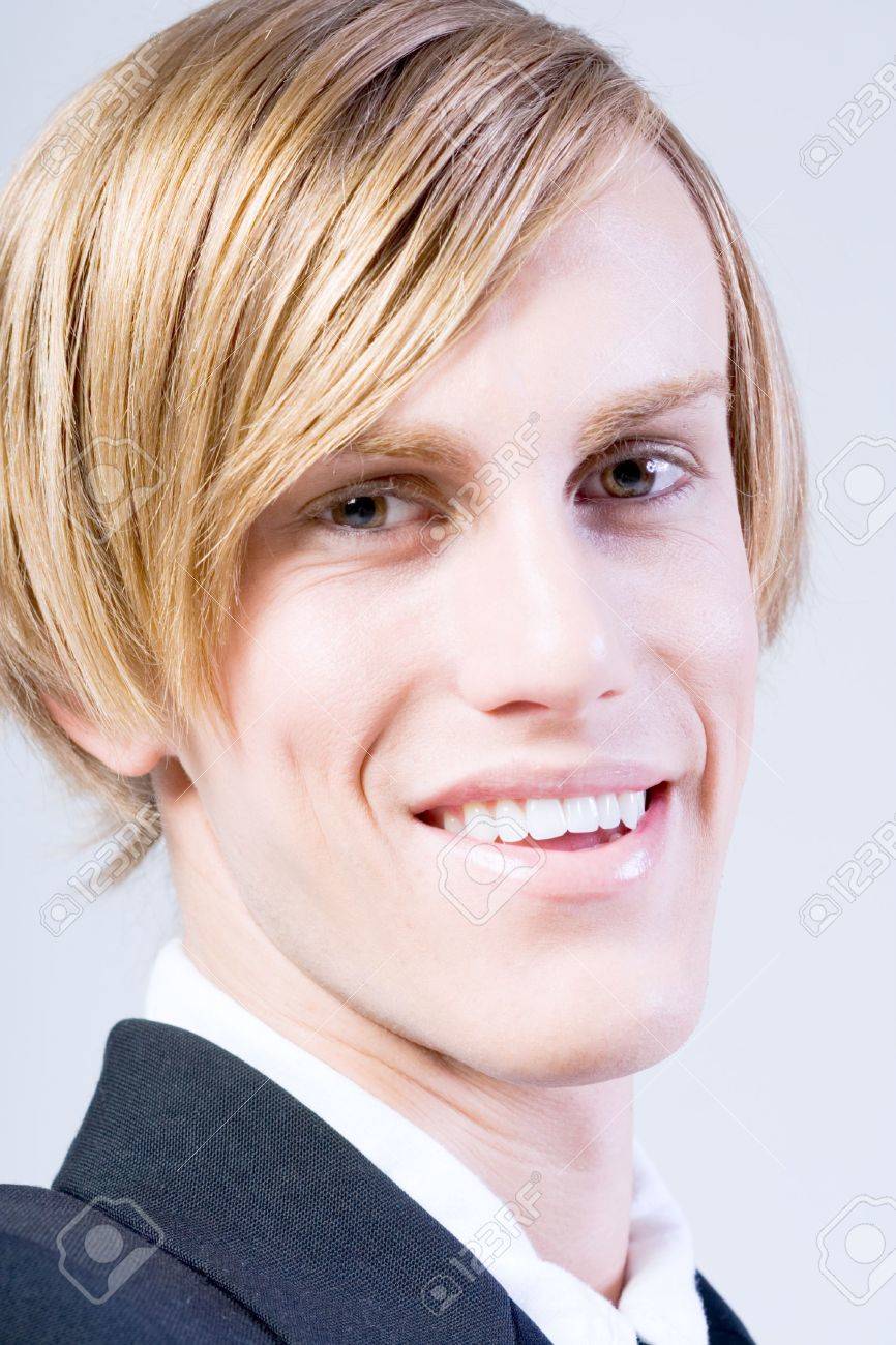 若いハンサムな笑顔金髪男性の高キーの肖像画 の写真素材 画像素材 Image 若いハンサムな笑顔金髪男性の高キーの肖像画 の写真素材 画像素材 Image