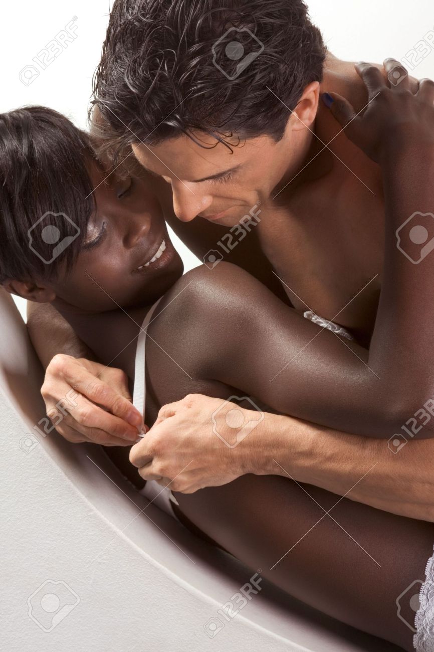 SEX　黒人 愛する愛情異性愛のカップル。官能的なキスと抱擁脱いでいる女性に男性。ミッド アダルト白人男性 30 代後半と 20 代の若い黒人アフリカ系アメリカ人女性の写真素材・画像素材  Image 5365656