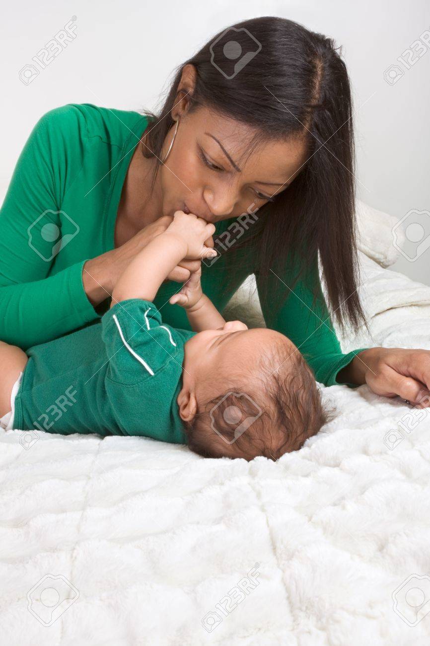 Maman Biraciale Sur Lit Avec Son Fils Noir Multiethnique Bebe Est Age De 3 Mois Banque D Images Et Photos Libres De Droits Image