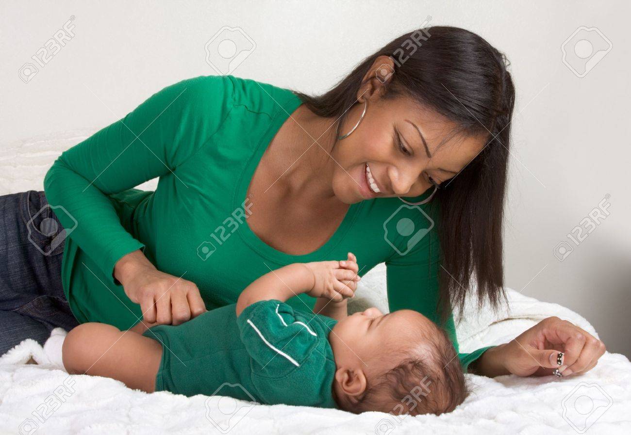 Maman Biracial Sur Le Lit Avec Son Bebe Multiethnique Noir Bebe Est Age De 3 Mois Banque D Images Et Photos Libres De Droits Image