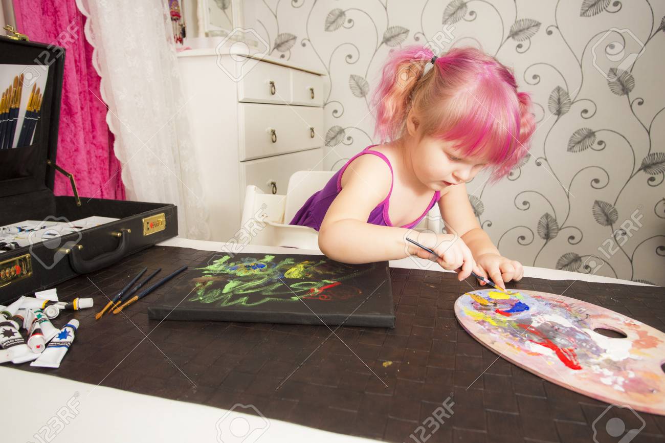 かわいい女の子の絵画 の写真素材 画像素材 Image